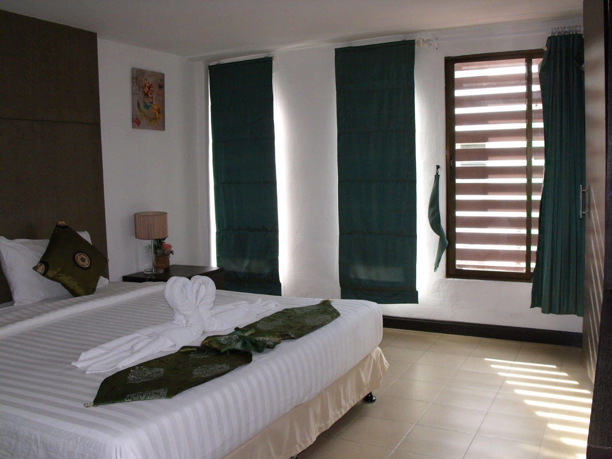 Bgw Phuket Hostel Patong Exterior photo